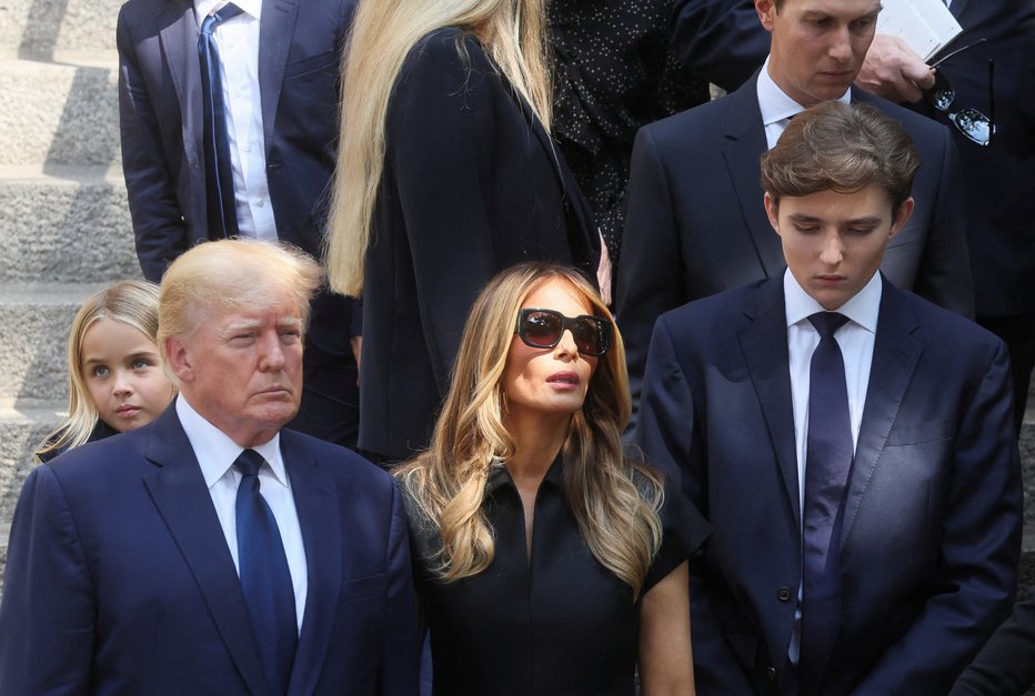 Fotografija: Dejstvo, da je pred sinom novo poglavje življenja, je za Melanio Trump grenko-sladko. FOTO: Brendan Mcdermid/Reuters