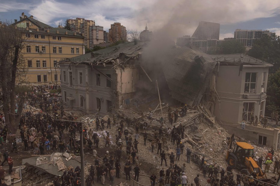 Fotografija: Največja pediatrična zdravstvena ustanova v državi je bila deloma uničena v ponedeljkovih napadih. FOTO: Roman Pilipey Afp