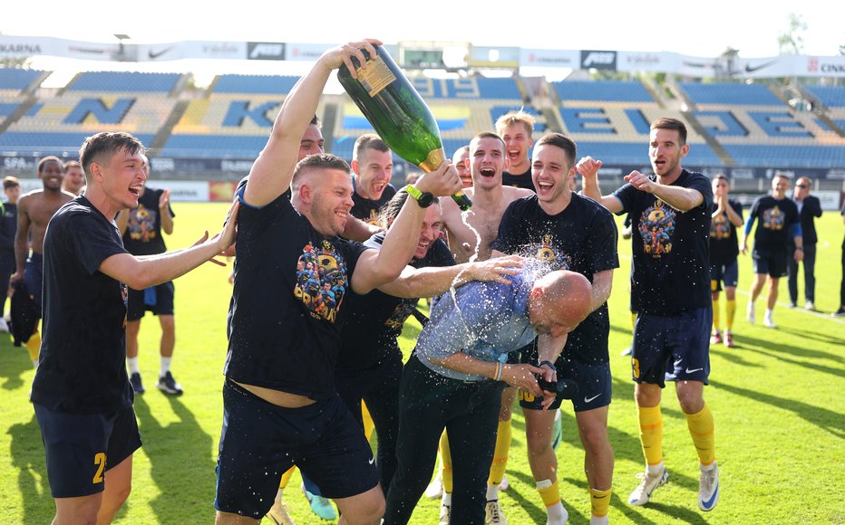 Fotografija: Po šampionski sezoni trener Damir Krznar in nogometaši Celja upajo na še vidnejši evropski dosežek in najmanj preboj v konferenčno ligo. FOTO: Blaž Samec