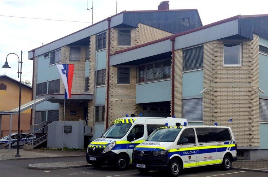 Fotografija: Policista sta pravočasno prispela do perona. FOTO: PU Murska Sobota