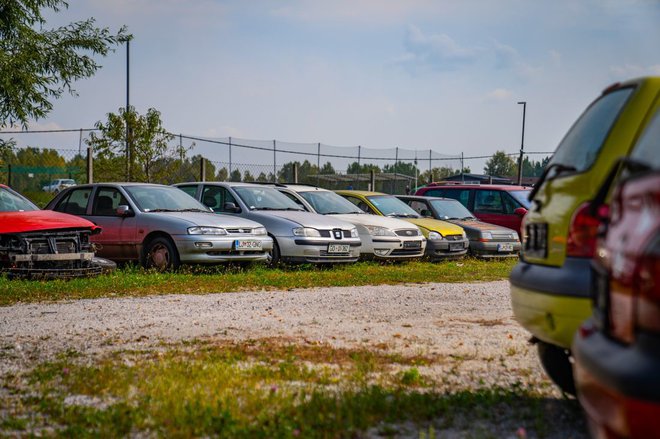 Na Cesti dveh cesarjev se nahaja kopica zapuščenih vozil. FOTO: Zaslonski Posnetek, Lpt