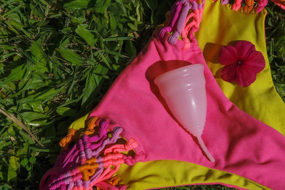 Fotografija: Menstrualna skodelica je praktična in ekološka. FOTO: Space_cat/Getty Images