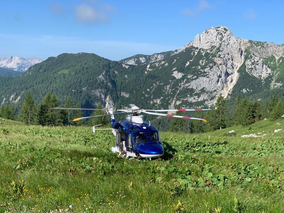 Fotografija: V dolino so ga pripeljali s helikopterjem. FOTO: Policijska uprava Kranj 