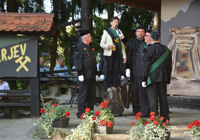 Predsednica sveta KS Griže Olga Markovič pred skokom čez kožo