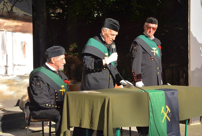 Slavni, častni in nezmotljivi prezidij Anton Planinc s pomočnikoma po prevzemu oblasti