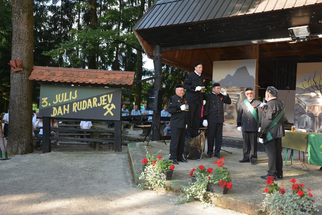 Pred skokom čez kožo je moral novinec povedati svoje podatke in geslo ter spiti vrček piva, pridružili so se tudi preostali sodelujoči.