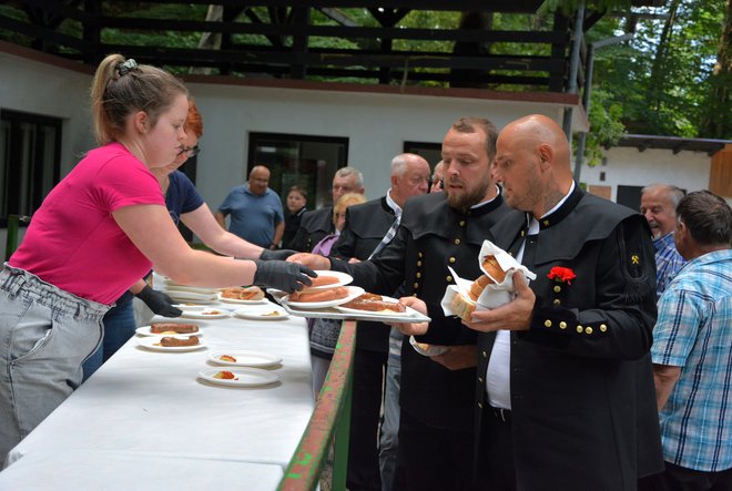 Ob koncu je sledilo druženje z glasbo in knapovsko malico.