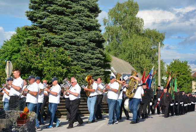 Združeni godbi in rudarji v sprevodu do Limberka