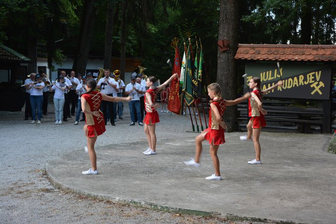 Ob igranju godb so nastopile mažoretke.