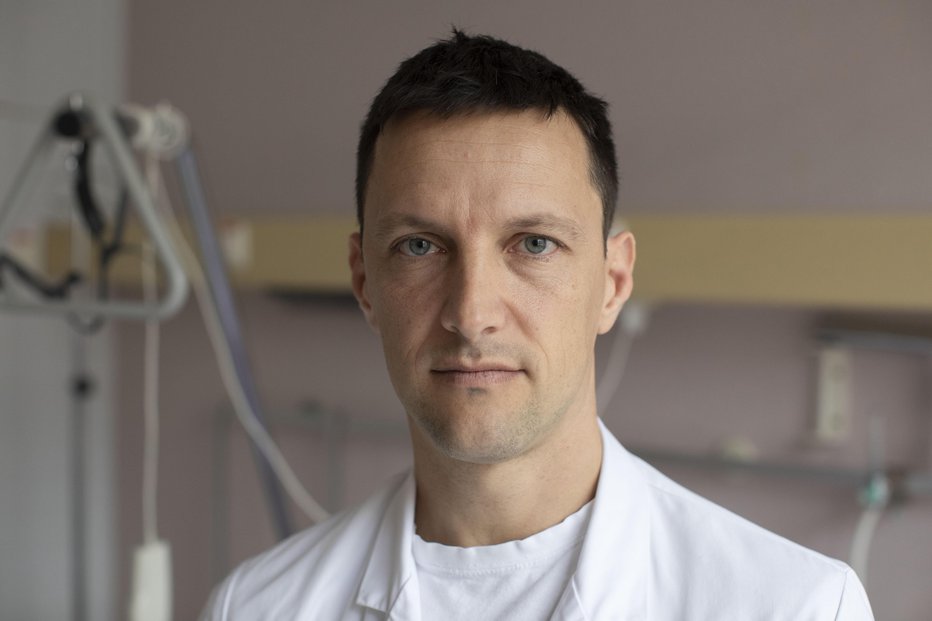 Fotografija: Predstojnik Kliničnega oddelka za intenzivno interno medicino UKC Ljubljana Peter Radšel. FOTO: Voranc Vogel, Delo