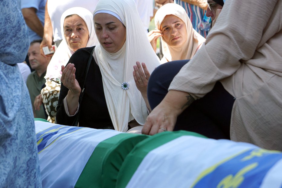 Fotografija: Število mrtvih tudi po 29 letih še ni dokončno. FOTOGRAFIJI: Afp