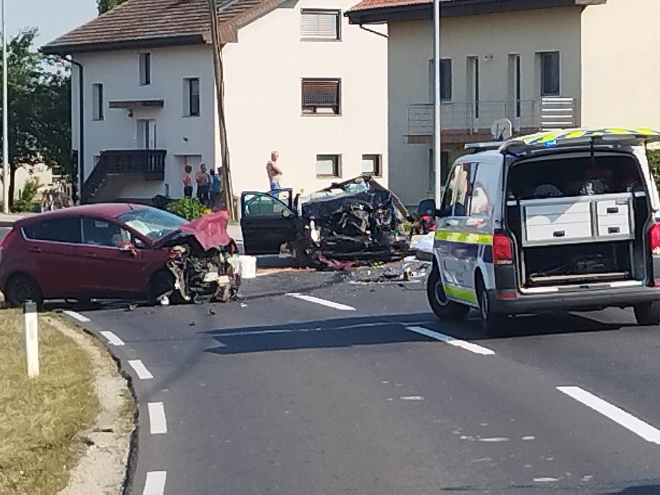 Fotografija: Policisti so bili o nesreči obveščeni okoli 16.30, v njej pa sta bili udeleženi dve osebni vozili. FOTO: Oste Bakal