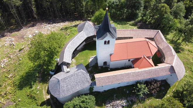 Tabor ima obliko nepravilnega štirikotnika. FOTOGRAFIJE: Janez Mihovec