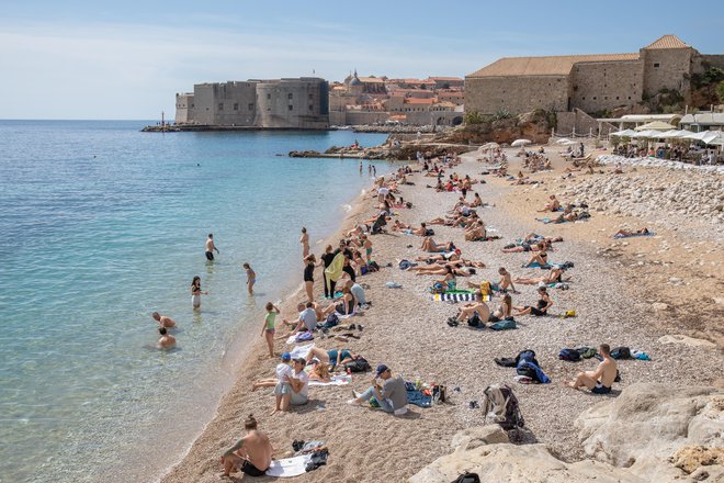 V Dubrovniku je morje tako toplo, da dopustniki skačejo kar v fontane. FOTO: Grgo Jelavic/pixsell Pixsell