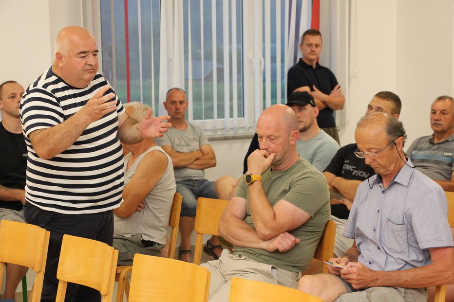 Fotografija: Na sestanek je prišel tudi župan občine Škocjan Jože Kapler. FOTOGRAFIJE: M. Ž., Dolenjski list