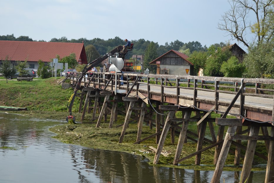 Fotografija: Stari most je bil v uporabi več desetletij. FOTO: Tanja Jakše Gazvoda