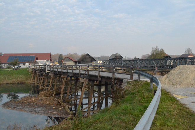 Leta 2014 so leseni most zaradi varnosti zaprli, ob njem pa postavili začasnega. FOTO: Tanja Jakše Gazvoda