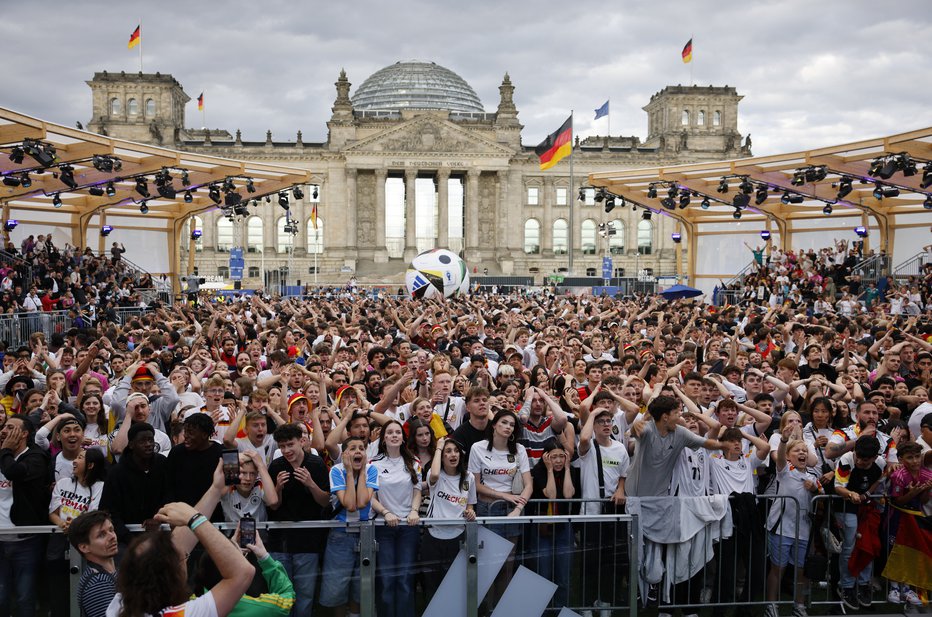 Fotografija: Kogar ne bo med 71.000 srečneži, si bo lahko finale ogledal pred brandenburškimi vrati. FOTO: Axel Schmidt/Reuters