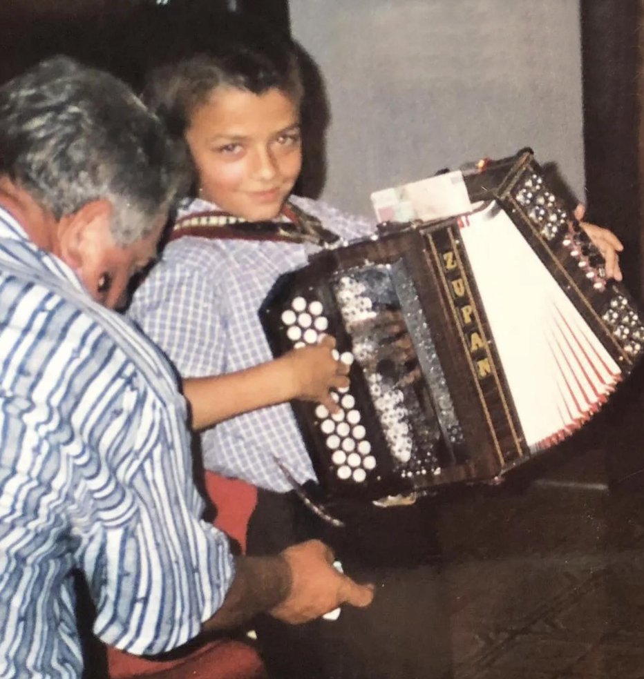 Fotografija: Spomin na otroštvo, ko so mu za dobro igranje na harmoniko rinili denar v žep. FOTO: osebni arhiv/Instagram