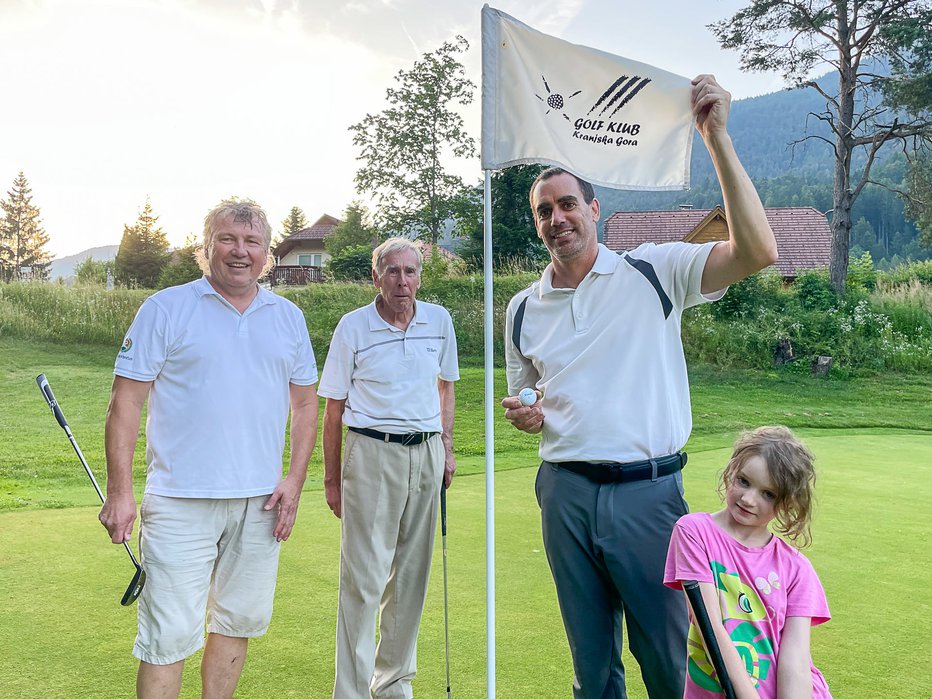 Fotografija: Miha Studen ga je včeraj naredil v drugem krogu, na 9-luknji par 3, dolgi 91 metrov. FOTO: Mirko Kunšič 