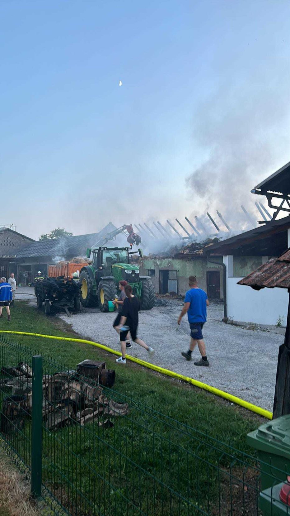 Fotografija: Vaščani so stopili skupaj in pomagali prizadetemu kmetu. FOTO: PGD Pleterje