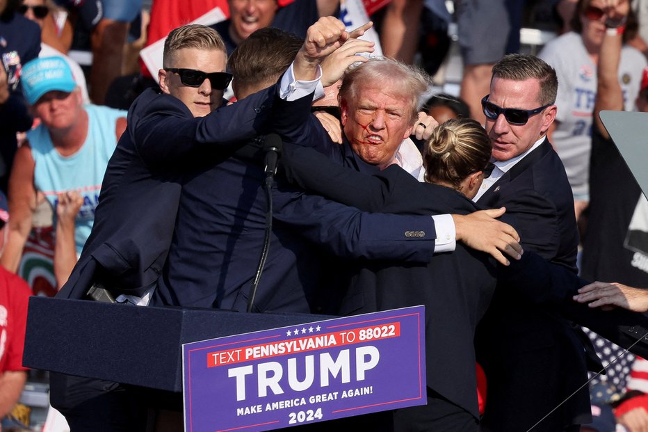 Fotografija: Donald Trump kmalu po tem, ko so odjeknili streli. FOTO: Brendan Mcdermid Reuters