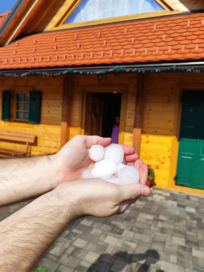 Toča v velikosti jajce v Strajni pri Podlehniku. FOTO: Bralka Martina