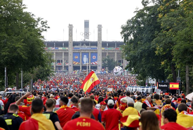 Navijači so včeraj preplavili tako olimpijski stadion v Berlinu kot njegovo okolico. FOTO: Axel Schmidt/Reuters