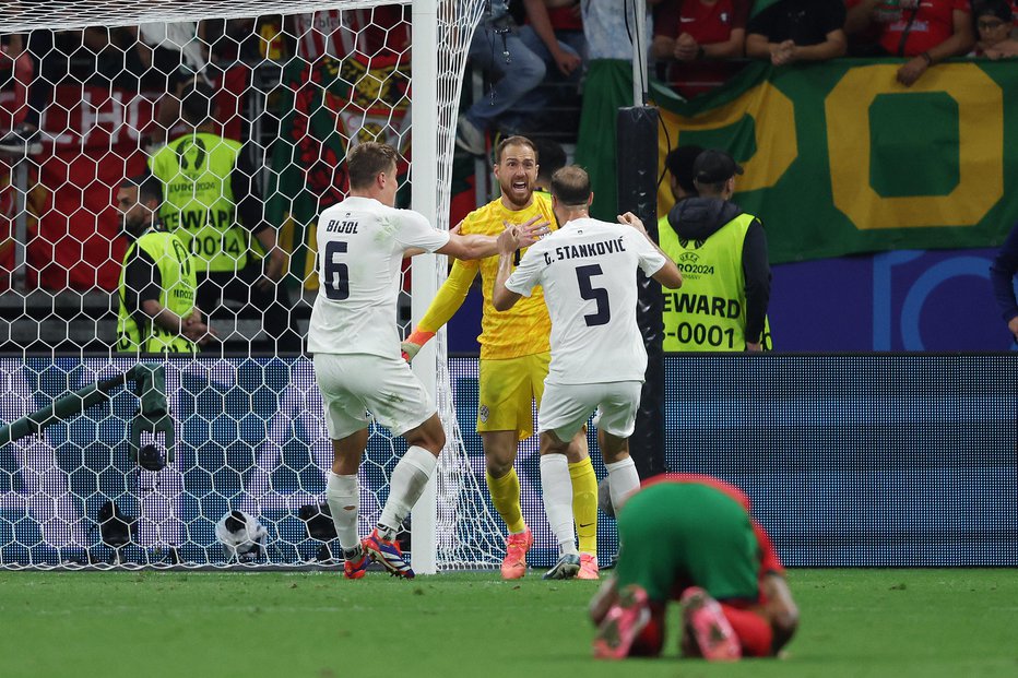 Fotografija: Slovenci so bili blizu senzacije v tekmi osmine finala s Portugalsko, potem ko je Jan Oblak ubranil kazenski strel Cristianu Ronaldu. FOTO: Leon Vidic