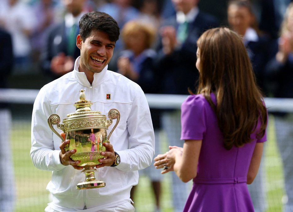 Fotografija: Obolela valižanska princesa Kate je predala prestižno wimbledonsko lovoriko Carlosu Alcarazu. FOTO: Hannah Mckay/Reuters