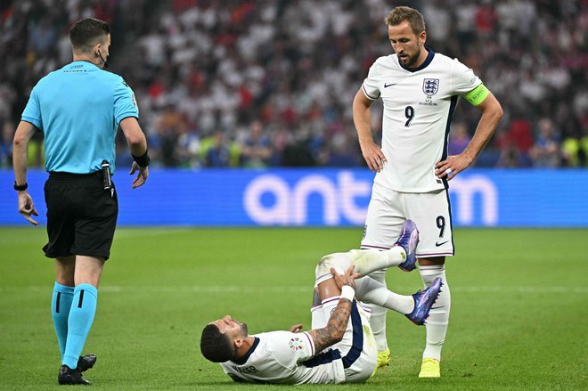 Kyle Walker in Harry Kane. FOTO: Javier Soriano Afp