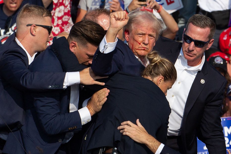 Fotografija: Okrvavljeni predsedniški kandidat po napadu. FOTO: Rebecca Droke Afp