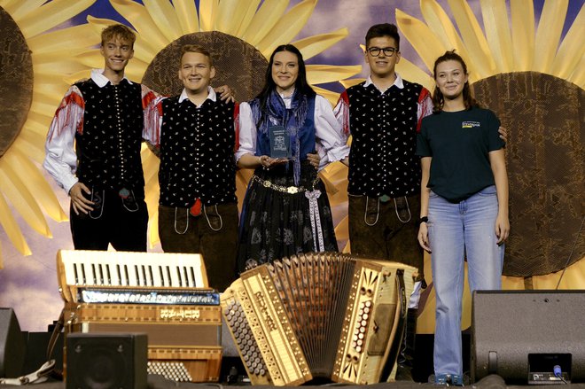 Nagrado za debitanta in obenem drugo mesto strokovne komisije si je priigral ansambel Zaplet. FOTOGRAFIJE: MMC F. B. Sedej