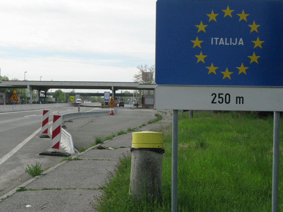 Fotografija: Zapeljal je v Slovenijo čez nekdanji mednarodni mejni prehod v Vrtojbi. FOTO: Katja Željan