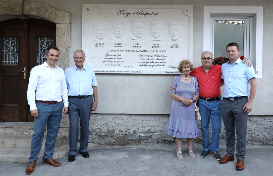 Fotografija: Spominska plošča na Praprotnem, levo podžupan Škofje Loke Robert Strah in Andrej Bergant, desno Ivanka Slak, Franci Smrekar in župan Železnikov Marko Gasser FOTOGRAFIJE: Vido Repanšek