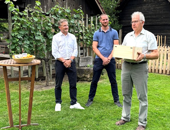 Zabojček ampelografskega vina za prijateljstvo Steyer je pripadel domačinu Romanu Čretniku st.