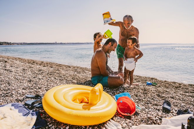 Z vodo naj poliva in šprica tudi nas, tako bo videl, da voda ni bavbav. FOTO: Ahmet Rauf Ozkul/Getty Images