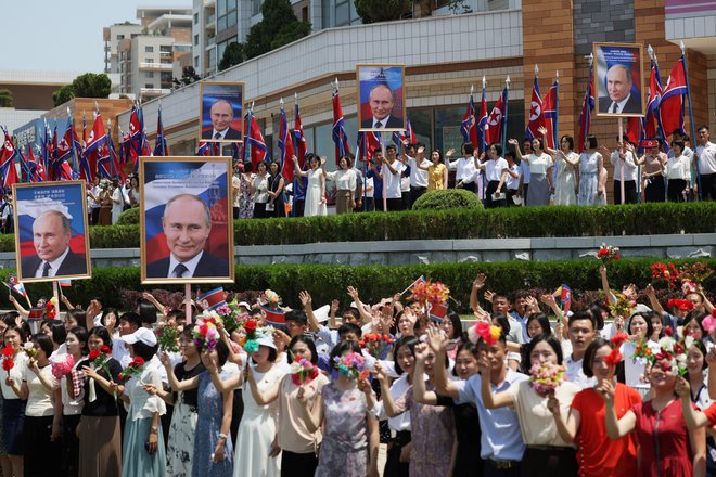 Vladimir Putin in Kim Džong Un postajata dobra prijatelja, tako so ruskega predsednika prejšnji mesec sprejeli v Severni Koreji. FOTO: Gavriil Grigorov/Reuters