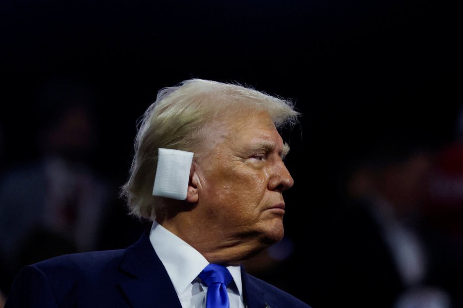 Fotografija: Republican presidential nominee and former U.S. President Donald Trump looks on during Day 2 of the Republican National Convention (RNC), at the Fiserv Forum in Milwaukee, Wisconsin, U.S., July 16, 2024. REUTERS/Evelyn Hockstein TPX IMAGES OF THE DAY FOTO: Evelyn Hockstein Reuters