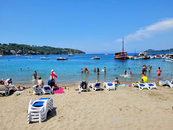 Obiskovalci plaže v Tribunju so doživeli pravi šok. FOTO: Tina Horvat 