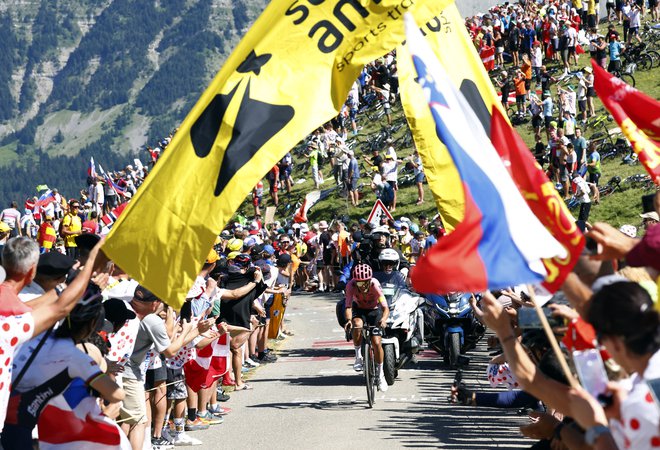 Ob trasi Toura je vse več slovenskih zastav. FOTO: Garnier Etienne/Reuters