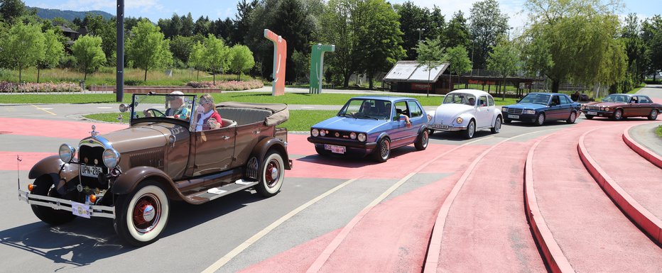 Fotografija: Kolona starodobnih vozil na Visti ob Velenjskem jezeru FOTOGRAFIJE: Jože Miklavc