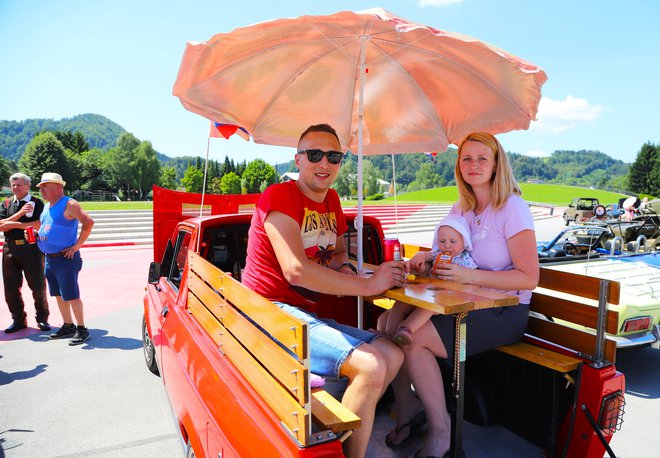 Mlada družinica iz Doliča je taborila kar sredi avtomobilske nostalgije.