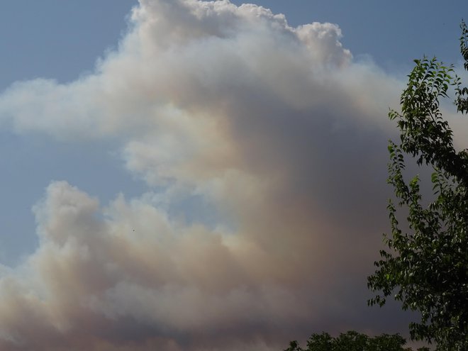 Dim je viden daleč naokoli. FOTO: Ervin Čurlič, Regijski štab CZ za Severno Primorsko