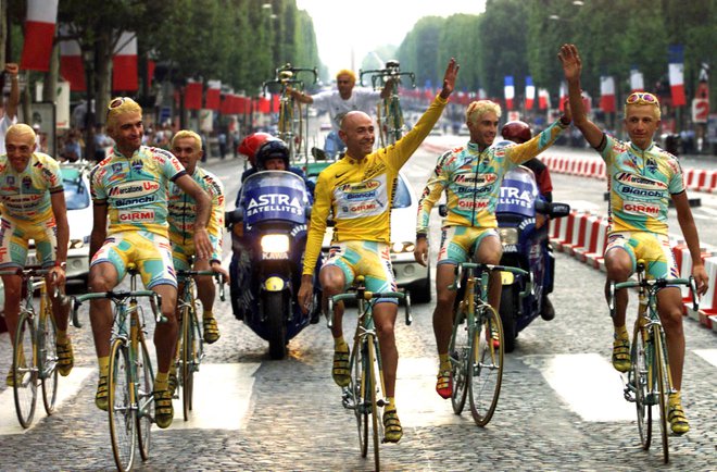 Marco Pantani leta 1998 po zmagi na Touru FOTO: Reuters