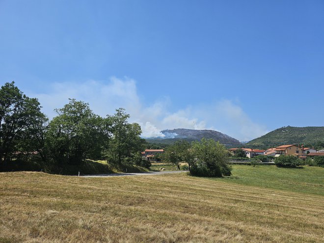 Gašenje požara otežuje močan veter, burja. FOTO: Aleksander Brudar