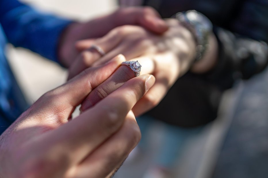 Fotografija: Če se bo ločitev res zgodila, bo lahko prstan snela. FOTO: Mohamad Kaddoura/Getty Images/istockphoto