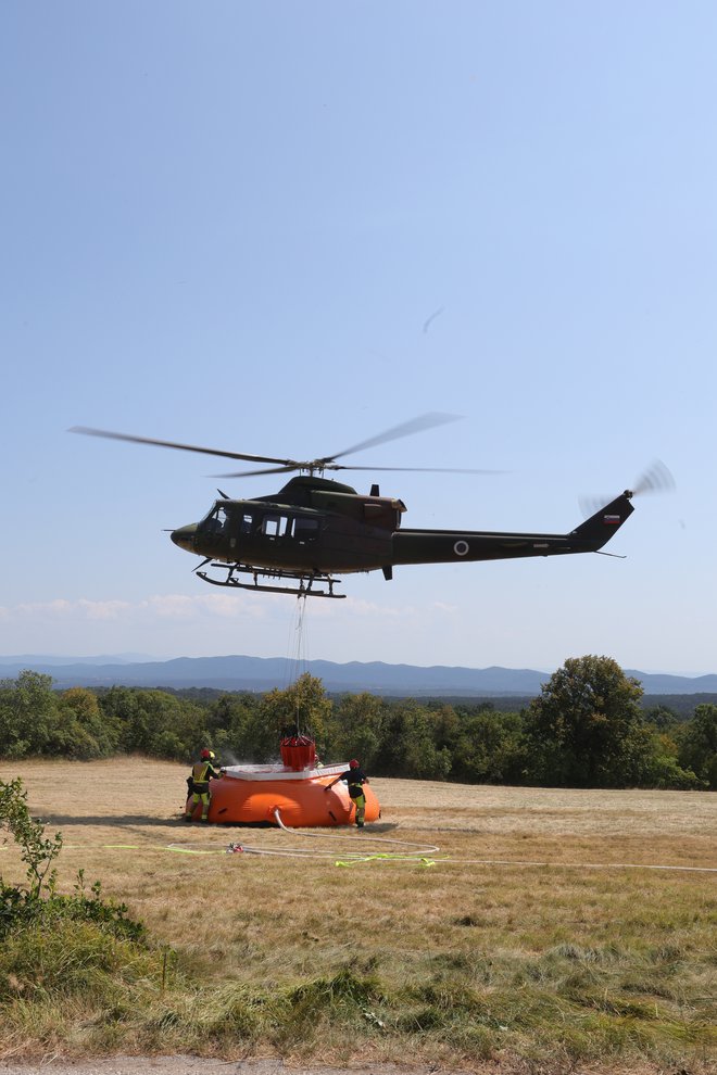 Tako je le nekaj sto metrov stran od kraja Lipa helikopter zajemal vodo za gašenje.