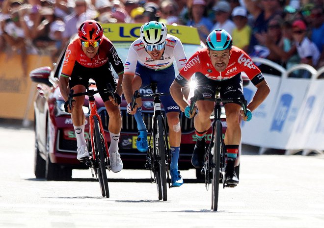 Victor Campenaerts je v šprintu treh ubežnikov ugnal Mattea Vercherja in Michala Kwiatkowskega. FOTO: Manon Cruz/Reuters