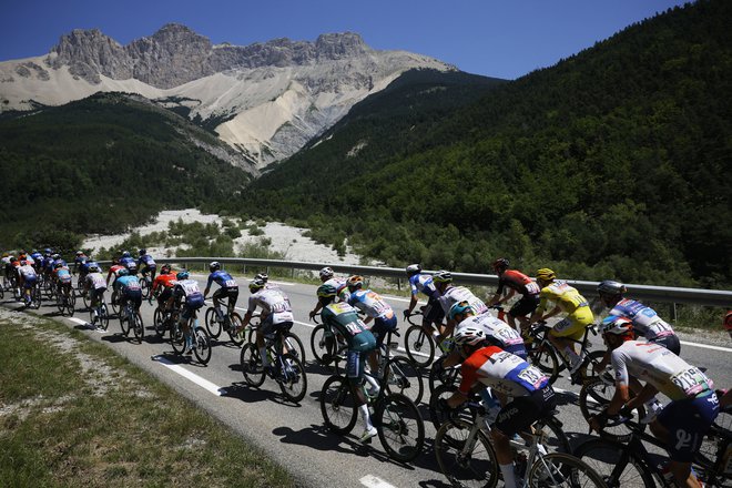 Danes bomo na Touru spremljali veliko gorsko bitko. FOTO: Stephane Mahe/Reuters